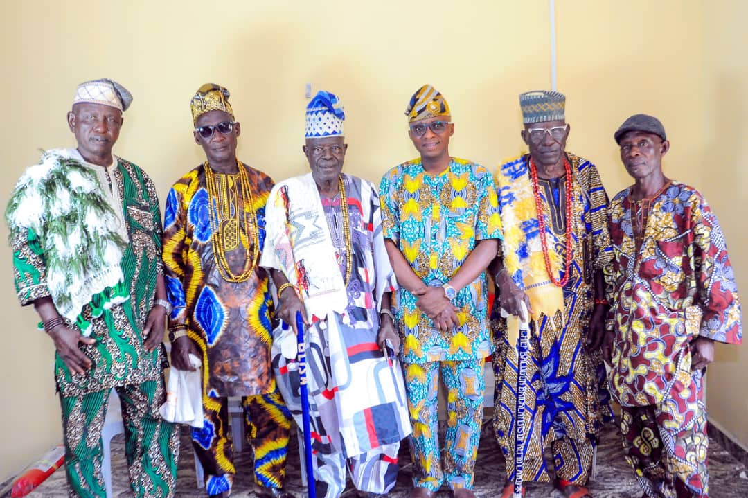 Yigitlar olomonidan biri porno video